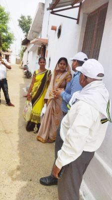 सघन कुष्ठ जांच खोज और राष्ट्रीय नेत्रज्योति अभियान के तहत किया जा रहा सर्वे