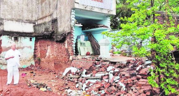 बारिश से घर की दीवार गिरी