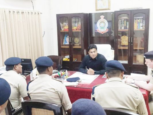 अपराधों में अंकुश लगाने एसपी ने ली  थाना व चौकी प्रभारियों की बैठक