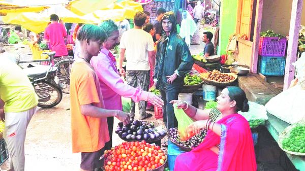 टमाटर ने किया गृहणियों के चेहरे लाल   बाजार में सब्जियों की आवक घटी, बढ़े दाम