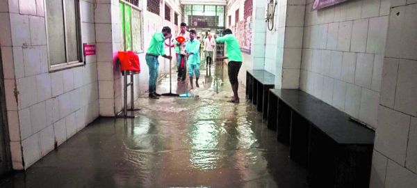 जिला अस्पताल में घुसा पानी