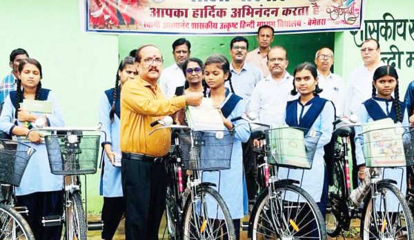 तिलक लगाकर विद्यार्थियों को किया पाठ्यपुस्तक-सायकल वितरण