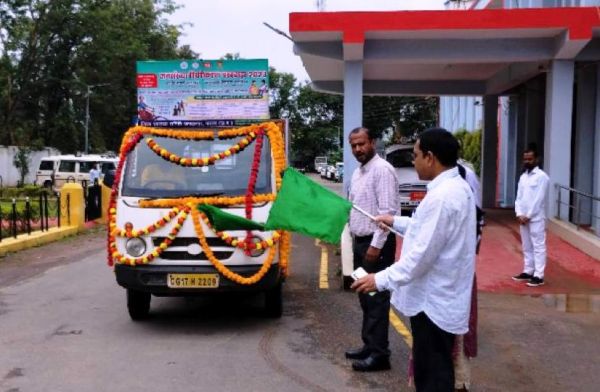जनसंख्या स्थिरीकरण पखवाड़ा प्रचार रथ को कलेक्टर ने किया रवाना
