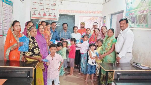 नव प्रवेशी छात्र-छात्राओं का तिलक लगा, मुंह मीठा कर स्वागत