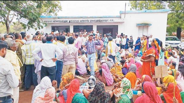 सर्व आदिवासी समाज ने एसडीएम कार्यालय घेरा