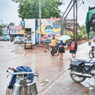 4 दिनों से बारिश, कई इलाकों में भरा पानी किसान खेत से पानी निकाले में जुटे