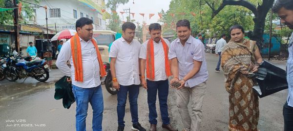 सड़क की मरम्मत पहली बारिश में धुली - यदु