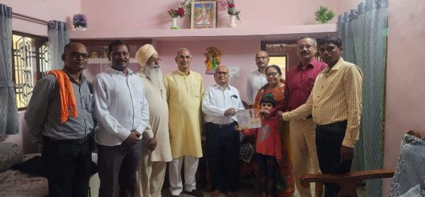 पूर्व सांसद ने बरसते पानी में केंद्र सरकार  की उपलब्धि बताने लोगों से संपर्क साधा