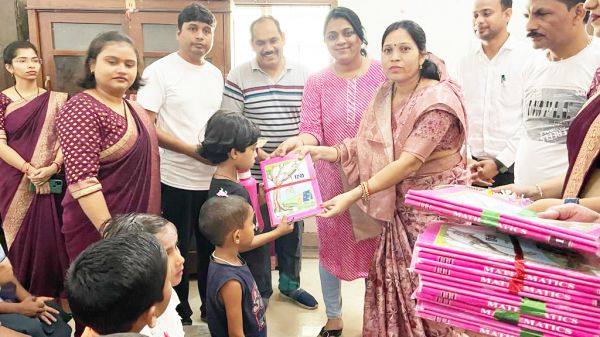 स्कूलों में प्रवेश उत्सव, विधायक उत्तरी जांगड़े ने किया पुस्तक वितरण