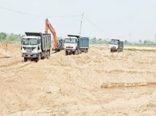 बम्हनी व दतरेगी घाट में प्रतिबंध का असर नहीं, दिन-रात हो रही खुदाई