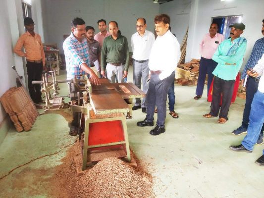 कलेक्टर ने गोबर पेन्ट निर्माण यूनिट का किया निरीक्षण