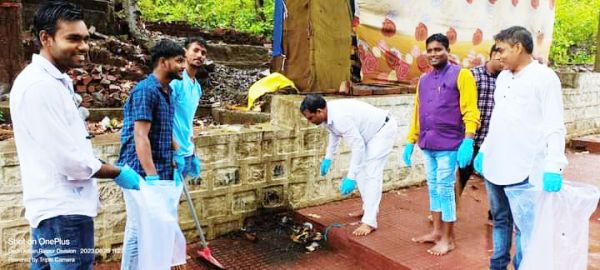 स्वच्छता अभियान: बरसते पानी में किया साफ-सफाई का काम