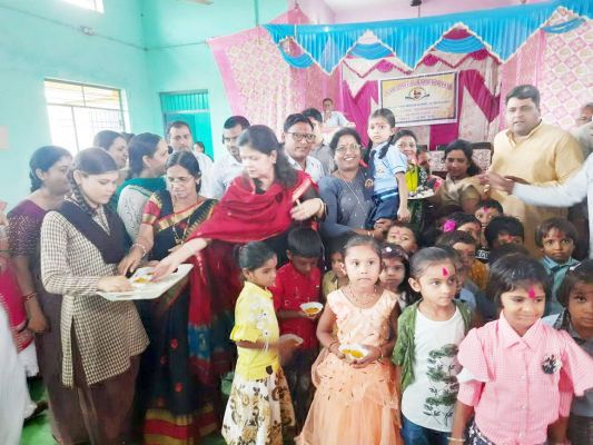 नवप्रवेशी बच्चों का तिलक लगाकर स्वागत