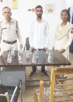 अवैध रूप से शराब बेचते आरोपी पकड़ाया