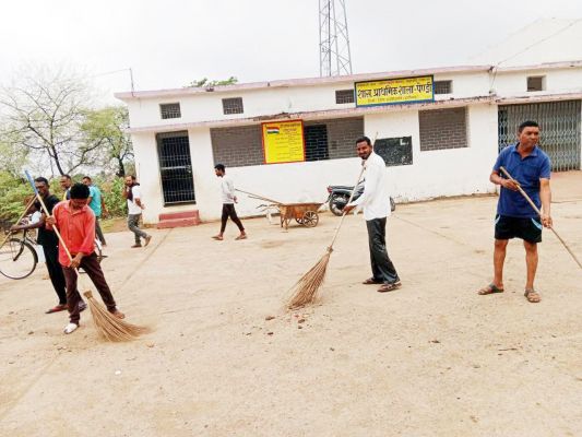 शालाओं में चला स्वच्छता महाअभियान   पार्षदों एवं वार्डवासियों ने की सफाई
