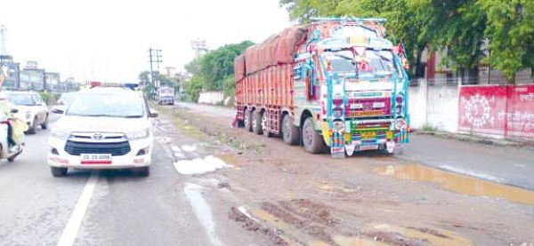 नो पार्किंग में खड़ी 239 वाहनों के विरुद्ध पुलिस की कार्रवाई