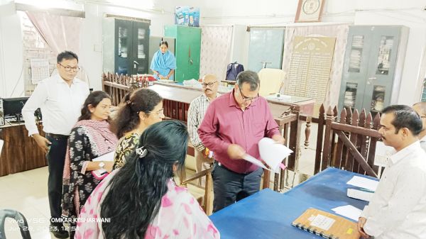 बिलासपुर संभागायुक्त दौरे पर पहुंचे, विभागीय कार्यों का लिया जायजा 