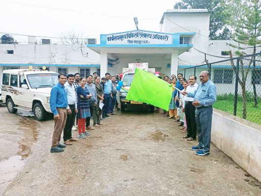 जनसंख्या स्थिरीकरण पखवाड़ा रथ को झंडी दिखाकर किया रवाना