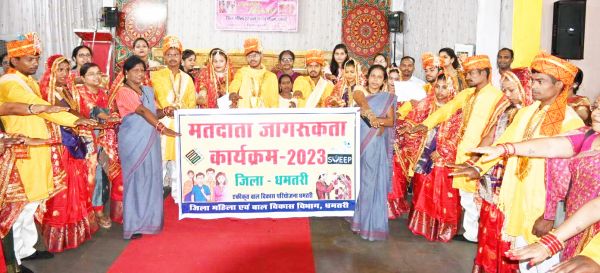 सामूहिक विवाह: नवविवाहित जोड़ों को दिलाई मतदान की शपथ