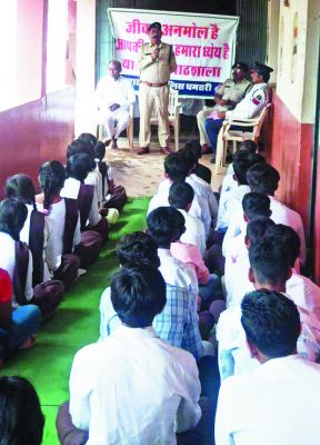 स्कूली बच्चों को यातायात  नियमों की दी जानकारी