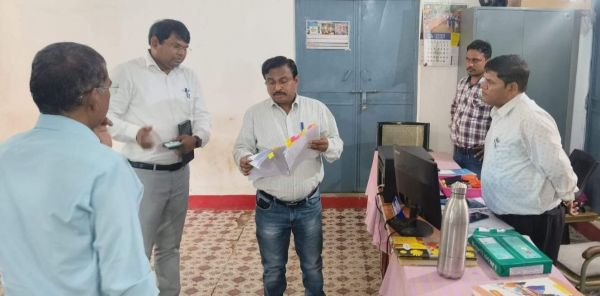 पटवारी निलंबित, एसडीएम, तहसीलदार,  राजस्व निरीक्षक को कारण बताओ नोटिस