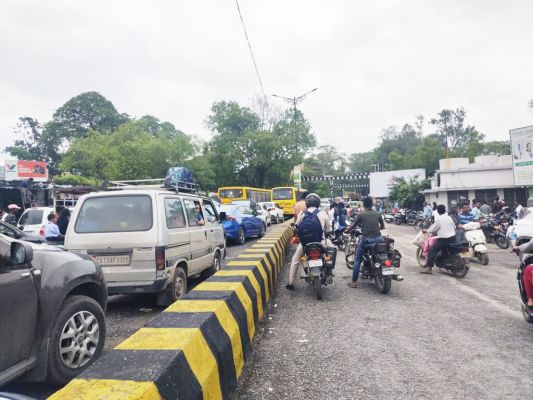 भटक रहे शहरवासी! चक्रधर नगर क्षेत्र जाम 