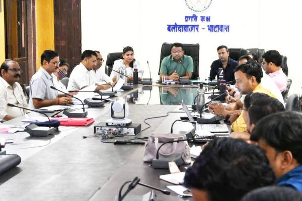 मतदान केंद्रों में रखे समुचित व्यवस्था  कलेक्टर ने की  कामकाज की समीक्षा