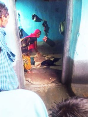 मोबाइल की बैटरी डाउन होने से भडक़े पति की पत्नी ने कर दी हत्या