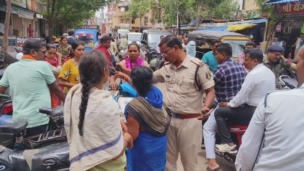 छात्रा का छीना मोबाइल, समझाईश के बाद छोड़ा