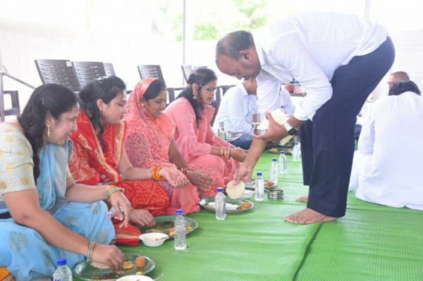 विधायक ने कार्यकर्ताओं को परोसा भोजन