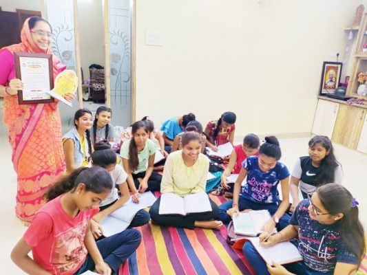 बच्चों को मिल रही नि:शुल्क ट्यूशन