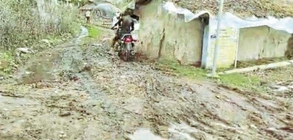 झाझाडीह का पहुंच मार्ग कीचड़ से लथपथ, जरूरी सुविधाओं के लिए रास्ता ही नहीं