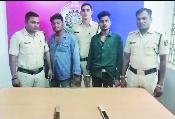 स्कूल और बाजार क्षेत्र में चाकू लेकर लोगों को डराने वाले दो आरोपी पकड़ाए