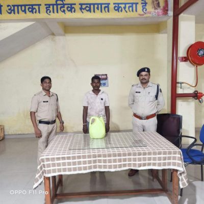 कच्ची शराब के साथ  आरोपी पकड़ाया