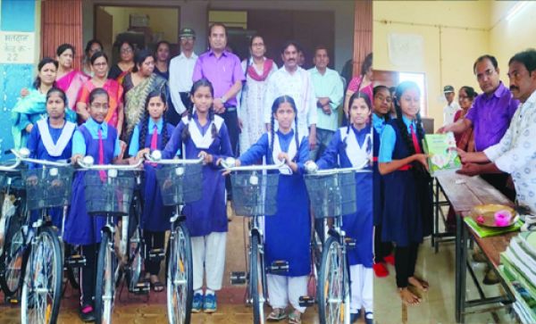 शंकरपुर स्कूल में छात्राओं  को साइकिल वितरण
