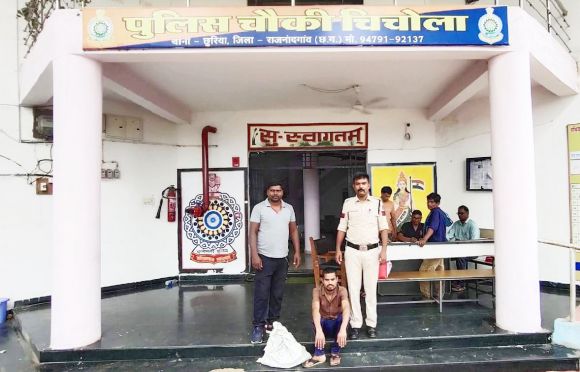 ढाबा के पास शराब बेचते आरोपी पकड़ाया