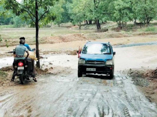 पुल अधूरा, आवागमन में हो रही दिक्कत, लोगों में आक्रोश