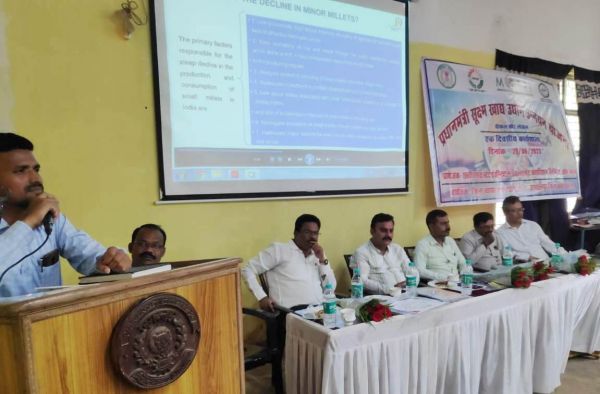 छोटे-छोटे उद्योग स्थापित कर स्वावलंबी बनने पर जोर 