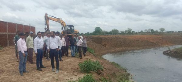 एसडीएम व आयुक्त ने लिया जल भराव क्षेत्र का जायजा