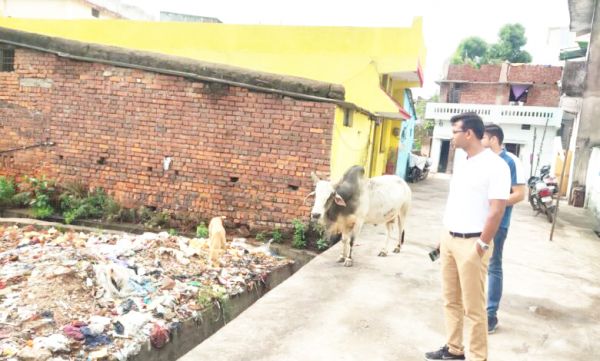 निगम कमिश्नर ने बाइक पर घूमकर लिया शहर की सफाई का जायजा