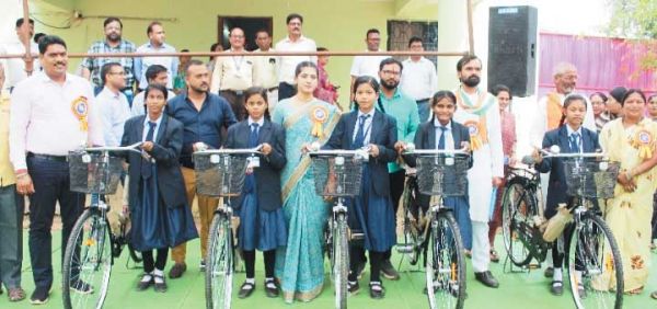 प्रवेशोत्सव: बच्चों को पाठ्य पुस्तक, गणवेश व सायकल वितरण