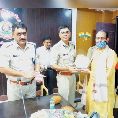 पुलिस कार्यालय में सेवानिवृत्त पर विदाई कार्यक्रम
