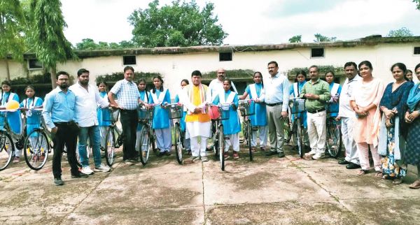 शाला प्रवेशोत्सव, छात्राओं को मिली साइकिल