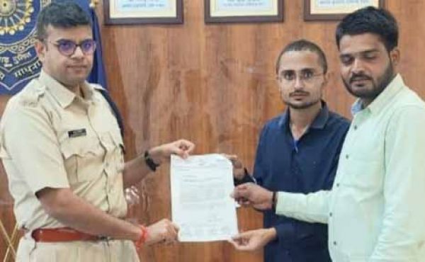 कांग्रेस प्रवक्ता ने कहा- उन्हें और उनके साथियों को अफसर  से जान-माल का खतरा