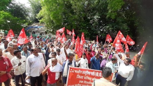 समस्याओं को ले सीपीआई ने  दिया धरना, सौंपा ज्ञापन
