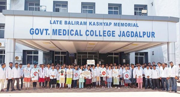 मेकाज के एमबीबीएस छात्र-छात्राओं ने एनएमसी के खिलाफ खोला मोर्चा