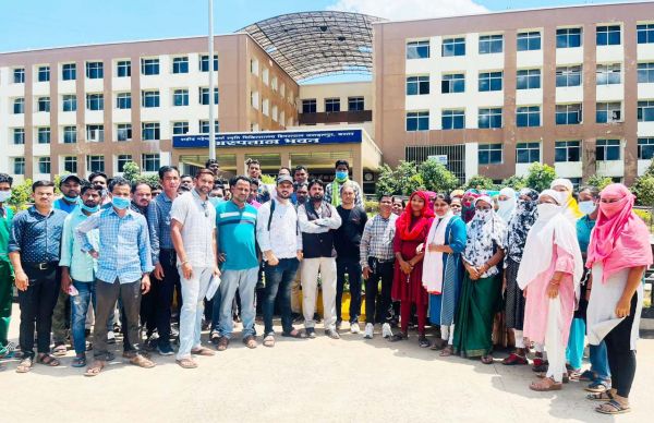 मेकाज के 65 डीएमएफडी कर्मियों  को बिना सूचना निकाला