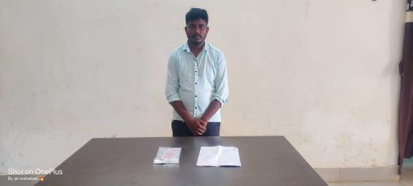 फरार नक्सली सहयोगी दवाइयों की पर्ची व डेढ़ लाख नगदी के साथ गिरफ्तार