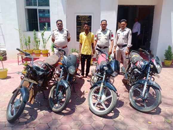 चोरी की 4 बाइक के साथ आरोपी गिरफ्तार 