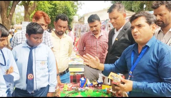 जिला स्तरीय शाला प्रवेशोत्सव  में  दिखी विज्ञान की चमक
